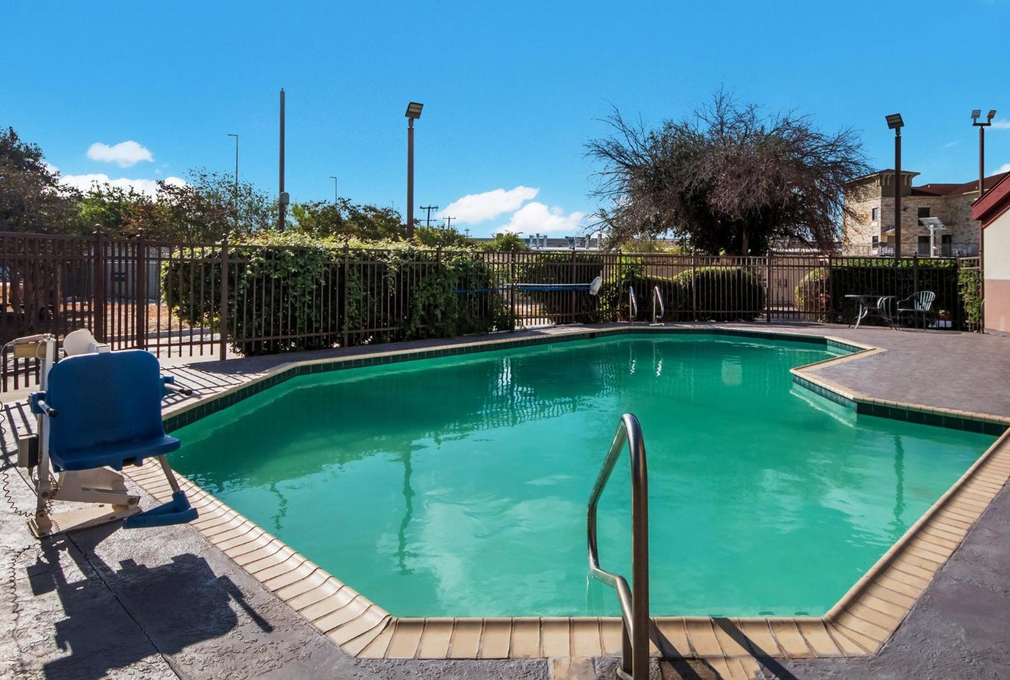 Hometowne Studios By Red Roof San Antonio - Seaworld Northwest 외부 사진