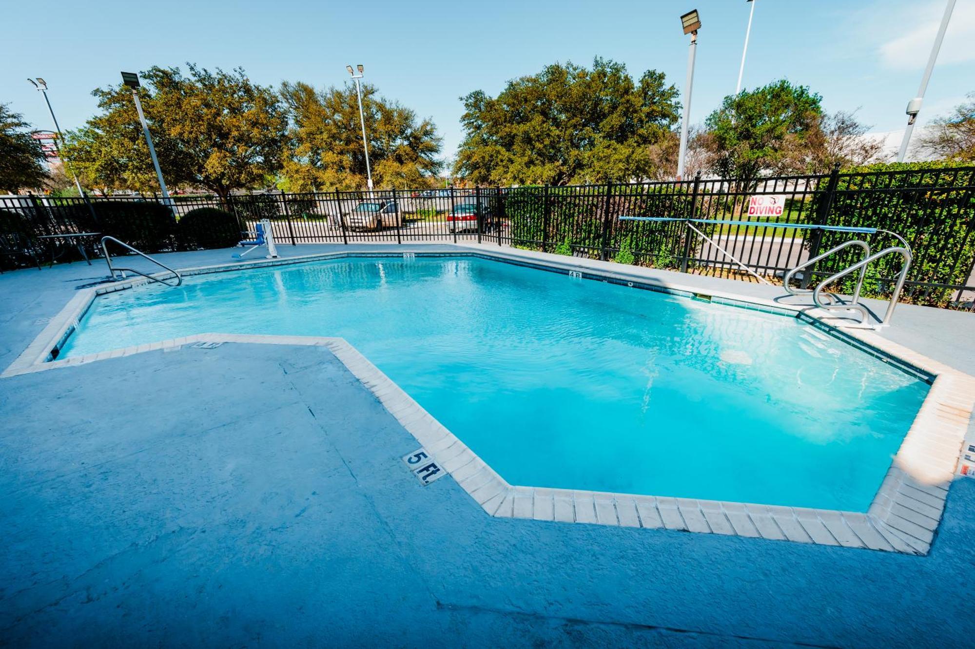Hometowne Studios By Red Roof San Antonio - Seaworld Northwest 외부 사진